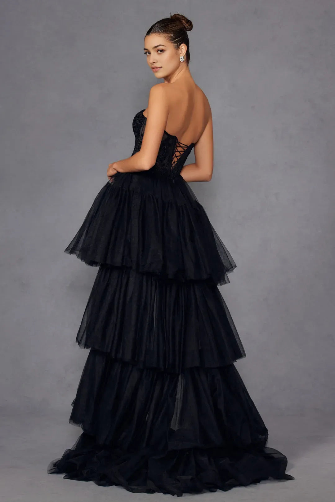 Elegant Black Strapless Tiered Tulle Prom Dress with Lace - Embellished Bodice, High - Low Hemline for Formal Occasions ﻿