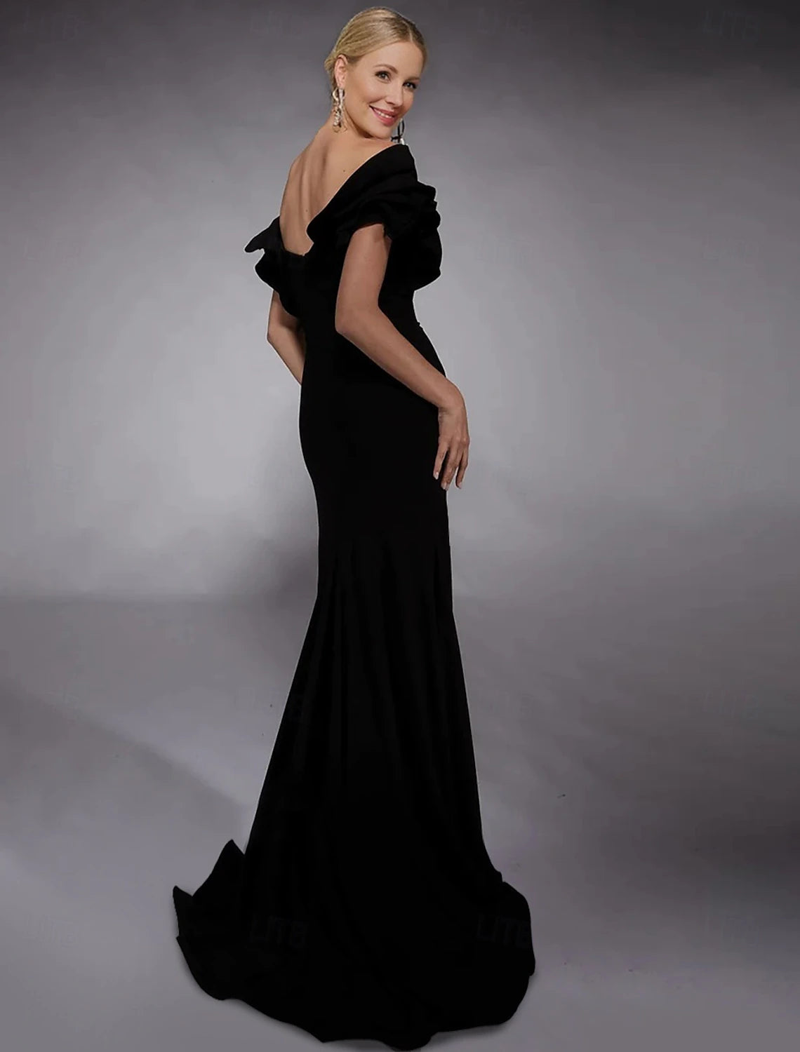 Black Tie A-Line Evening Gown Elegant Formal Dress Floor Length Fall Wedding Guest Dress Short Sleeve V Neck Pocket Stretch Crepe with Slit Masquerade Dress