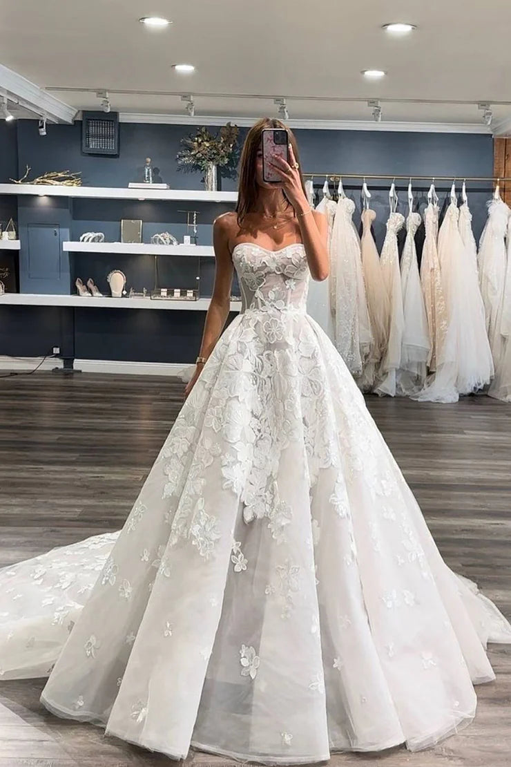 Gorgeous Ball Gown Sweetheart Tulle Wedding Dresses with Appliques