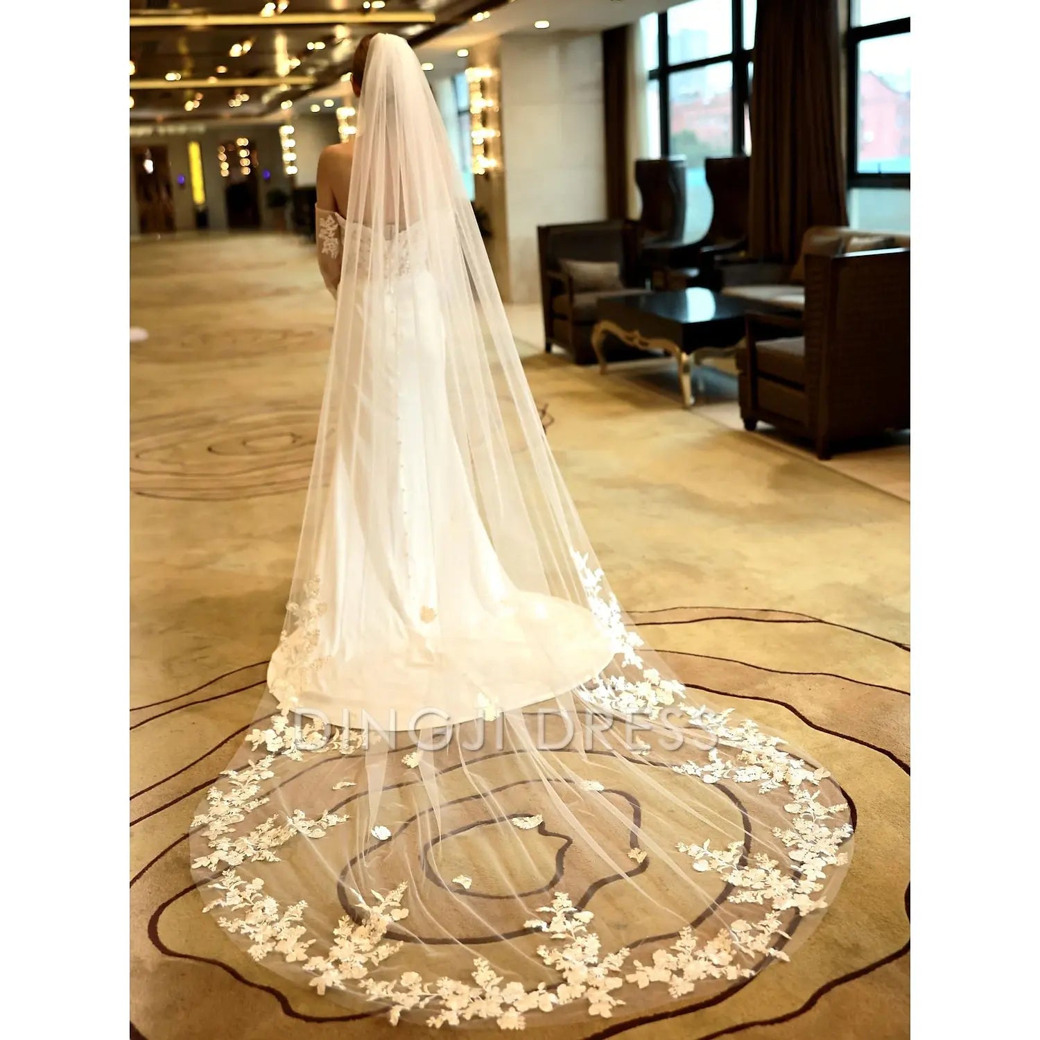 DingJi One-tier Stylish Wedding Veil Chapel Veils / Cathedral Veils Embroidery 118.11 in (300cm) Exquisite Tulle Hot Sale Veil
