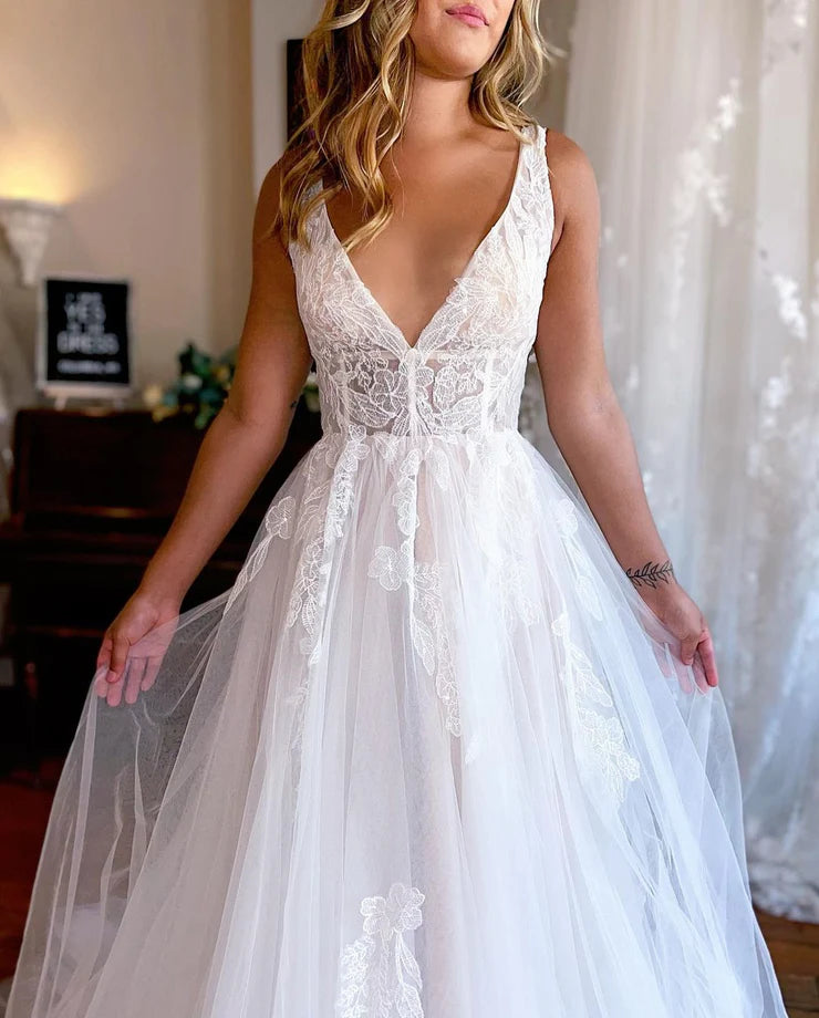 Charming A Line V Neck Tulle Beach Wedding Dresses with Appliques