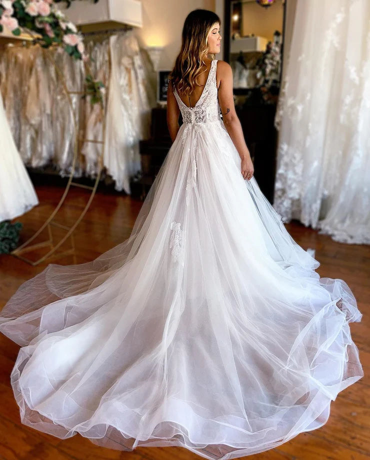 Charming A Line V Neck Tulle Beach Wedding Dresses with Appliques