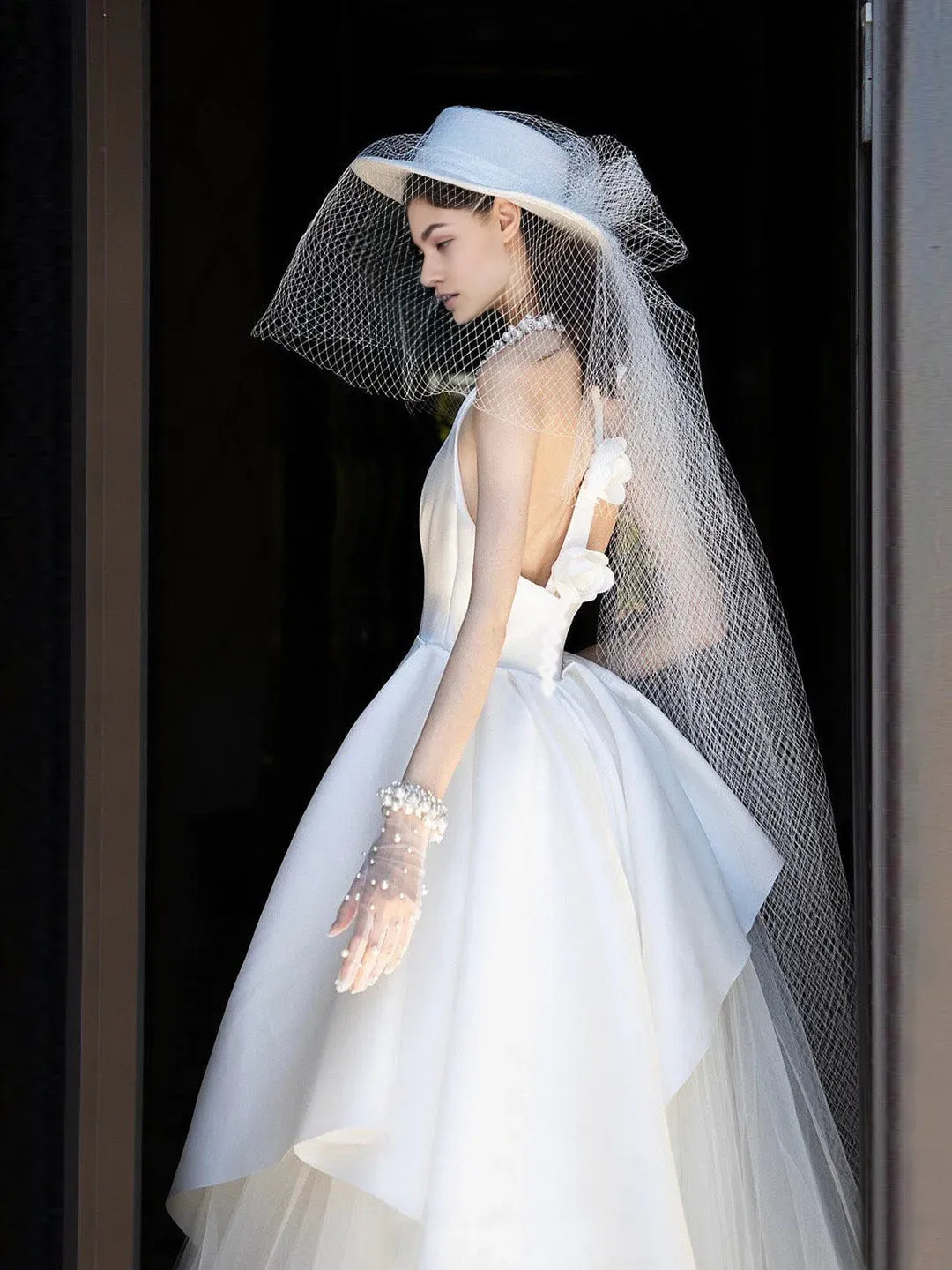 A-Line/Princess Halter Sleeveless Floor-Length Wedding Dresses with Jewel Appliques Flowers