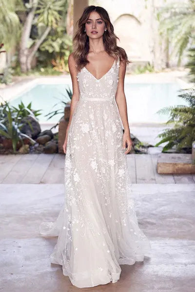 A-line Wedding Dress Sleeveless Lace Chic V-Neck Bridal Gowns With Train