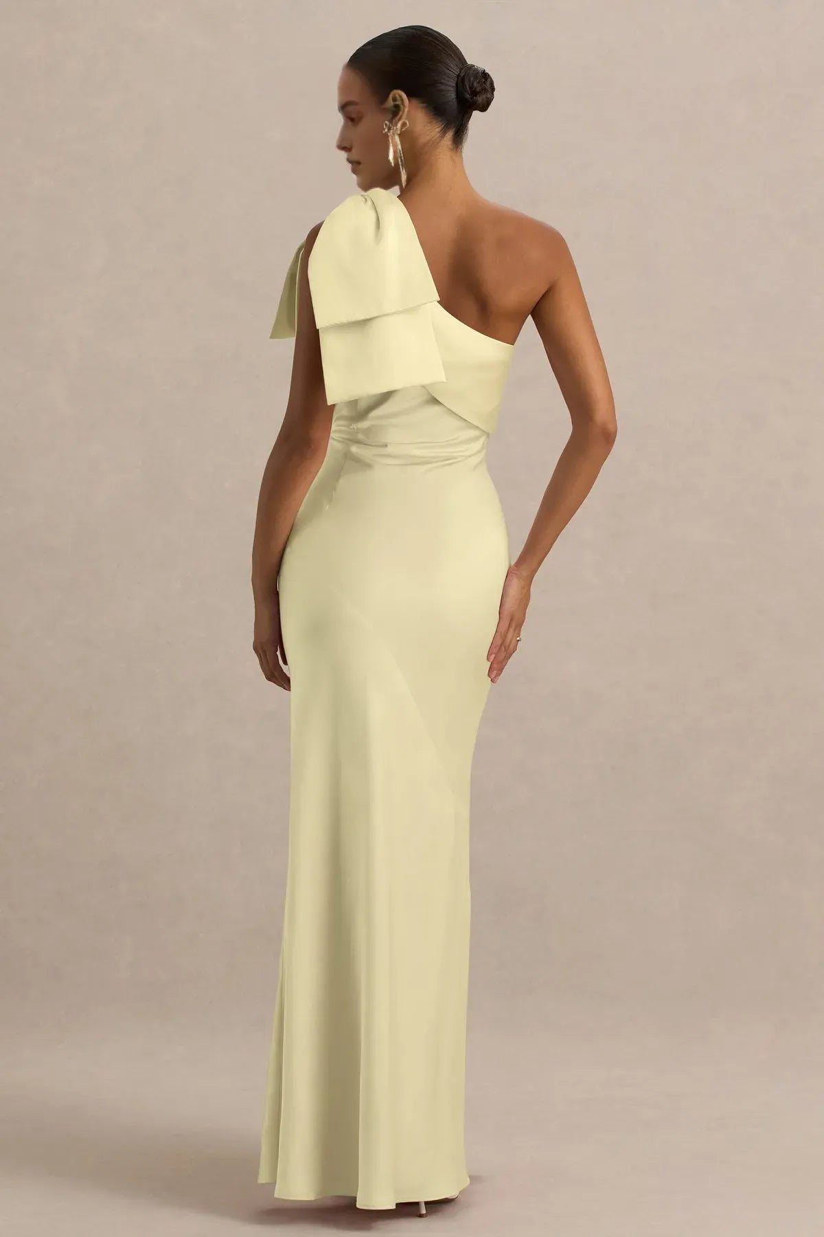 Chic One - Shoulder Pale Yellow Prom Dress with Bow Detail and Flowing Maxi Silhouette