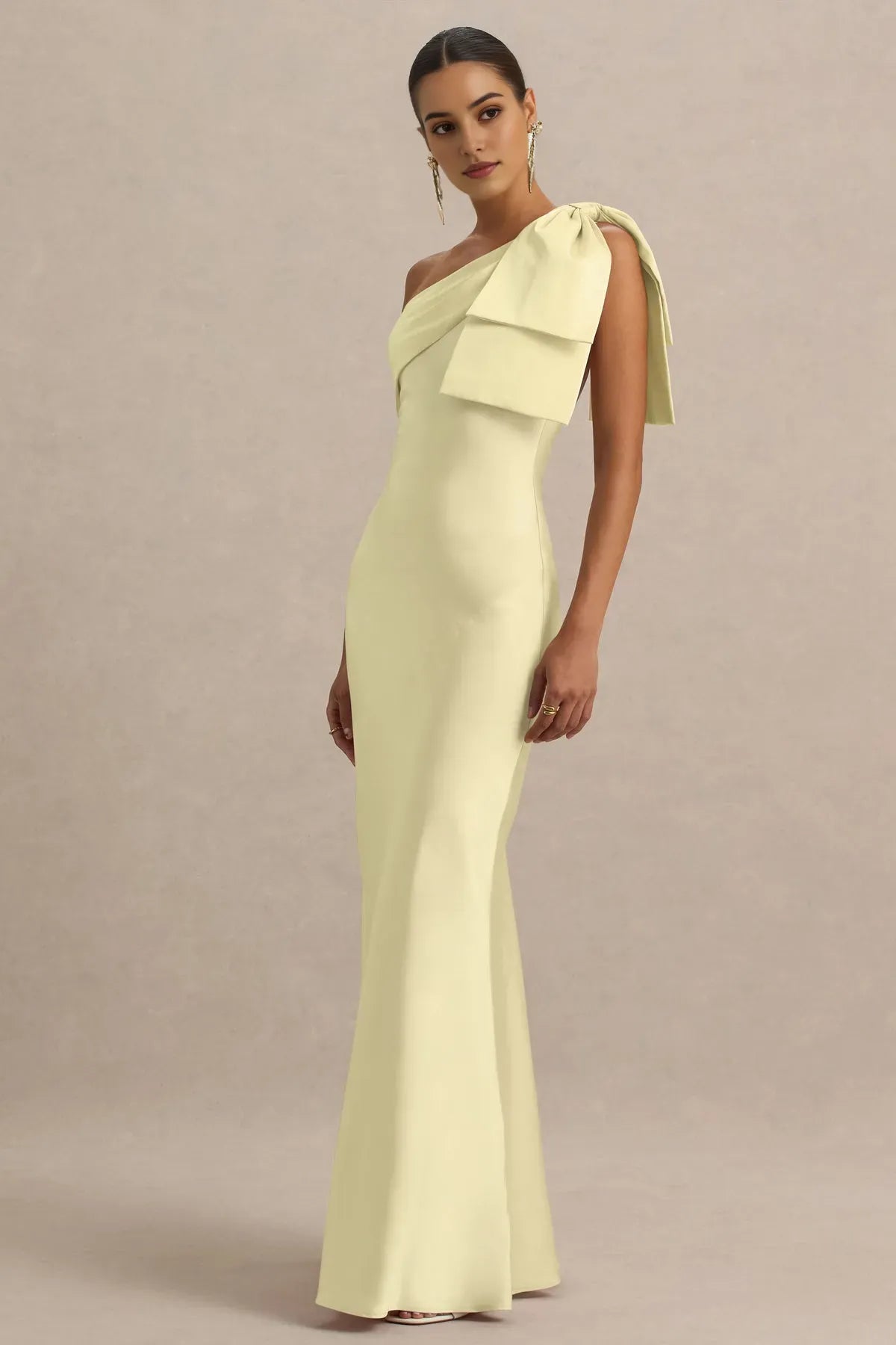 Chic One - Shoulder Pale Yellow Prom Dress with Bow Detail and Flowing Maxi Silhouette