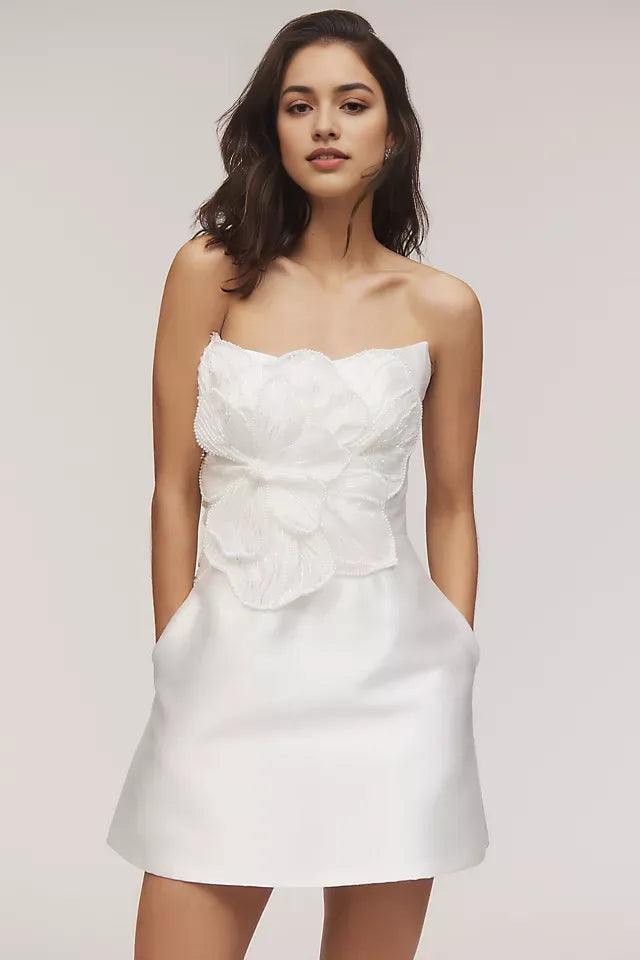 Chic Strapless White Homecoming Dress with 3D Floral Applique and A Stylish Choice for Teen Prom Nights