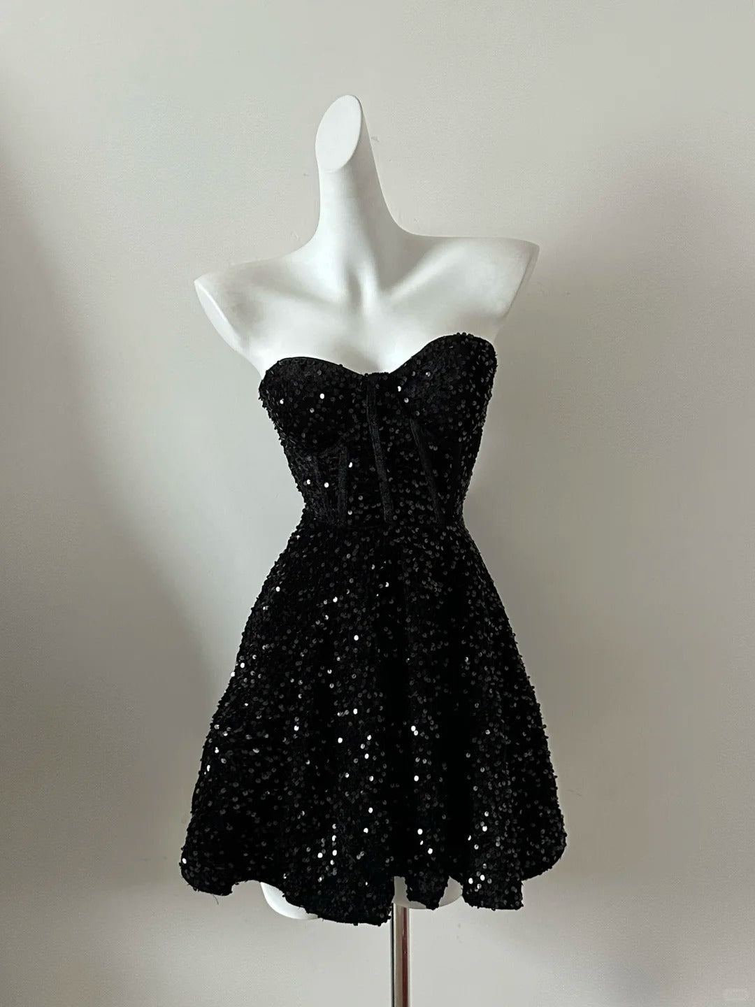 Chic Black Sweetheart Neck A-Line Sequin Short Prom Dresses Homecoming Dresses