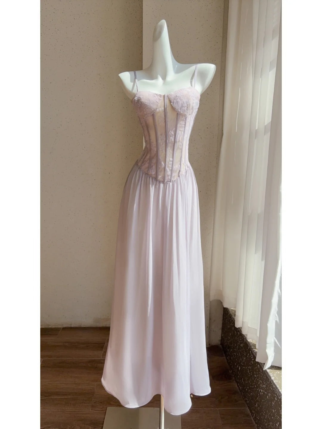 Stunning Light Purple Spaghetti Strap A-Line Chiffon Long Prom Dresses Formal Evening Gowns with Lace Appliques
