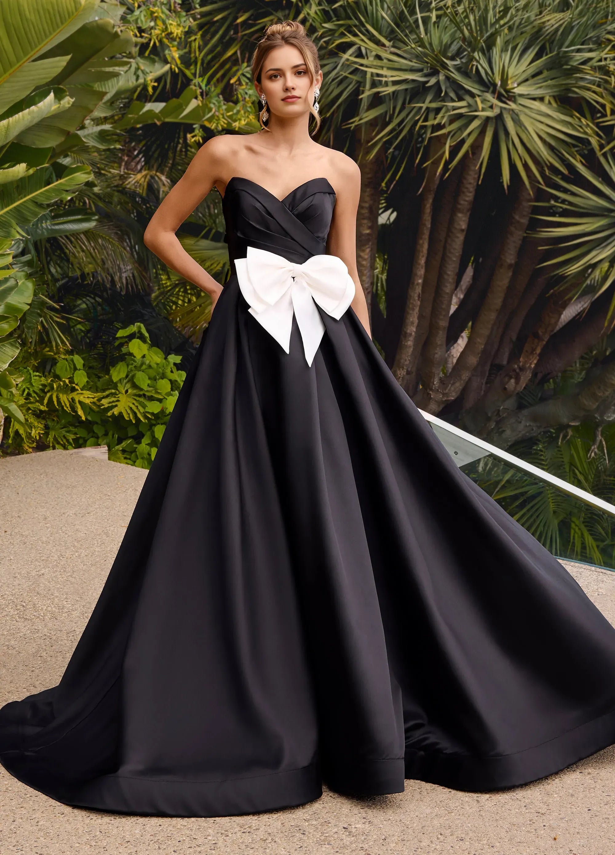 Elegant Black A-Line Sweetheart-Neck Strapless Back Zip Floor-Length Bow Satin Prom Dresses