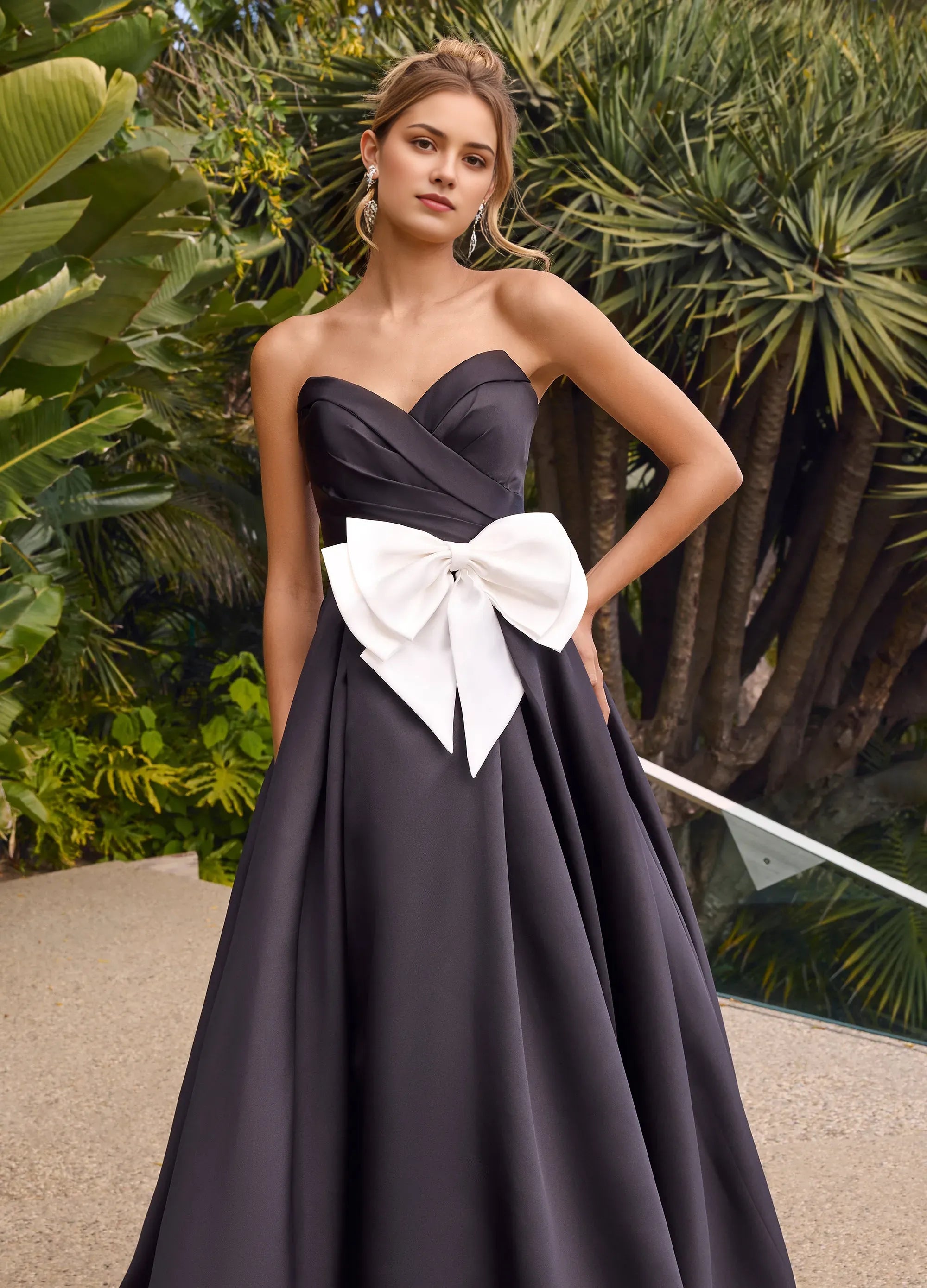 Elegant Black A-Line Sweetheart-Neck Strapless Back Zip Floor-Length Bow Satin Prom Dresses