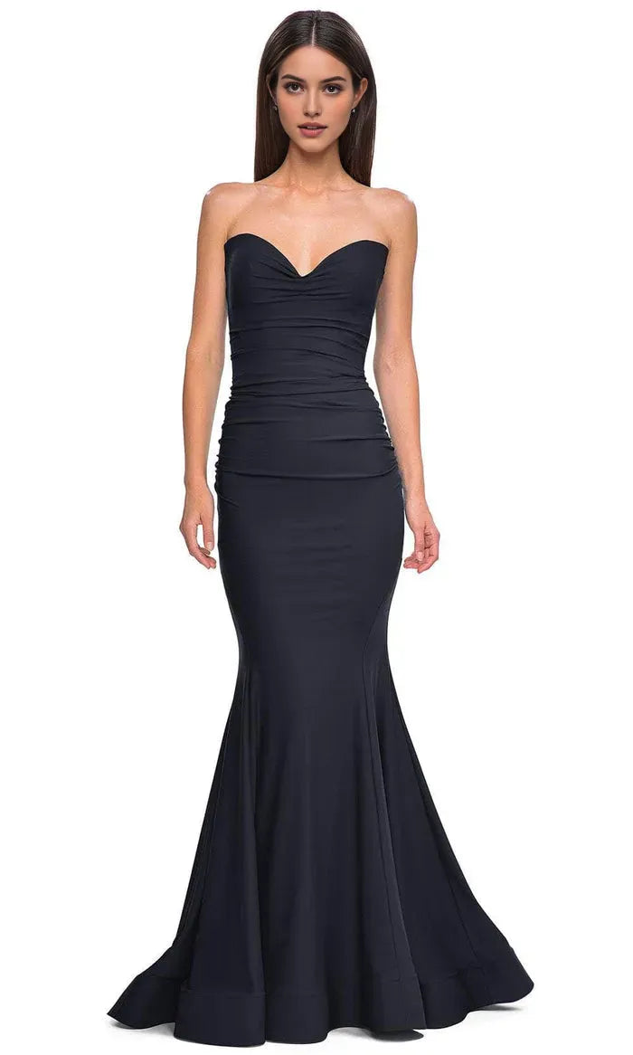 Elegant Black Mermaid Style Prom Gown Crafted from Luxurious Crepe Fabric with Strapless Sweetheart Neckline and Ruched Bodice for Formal Occasions