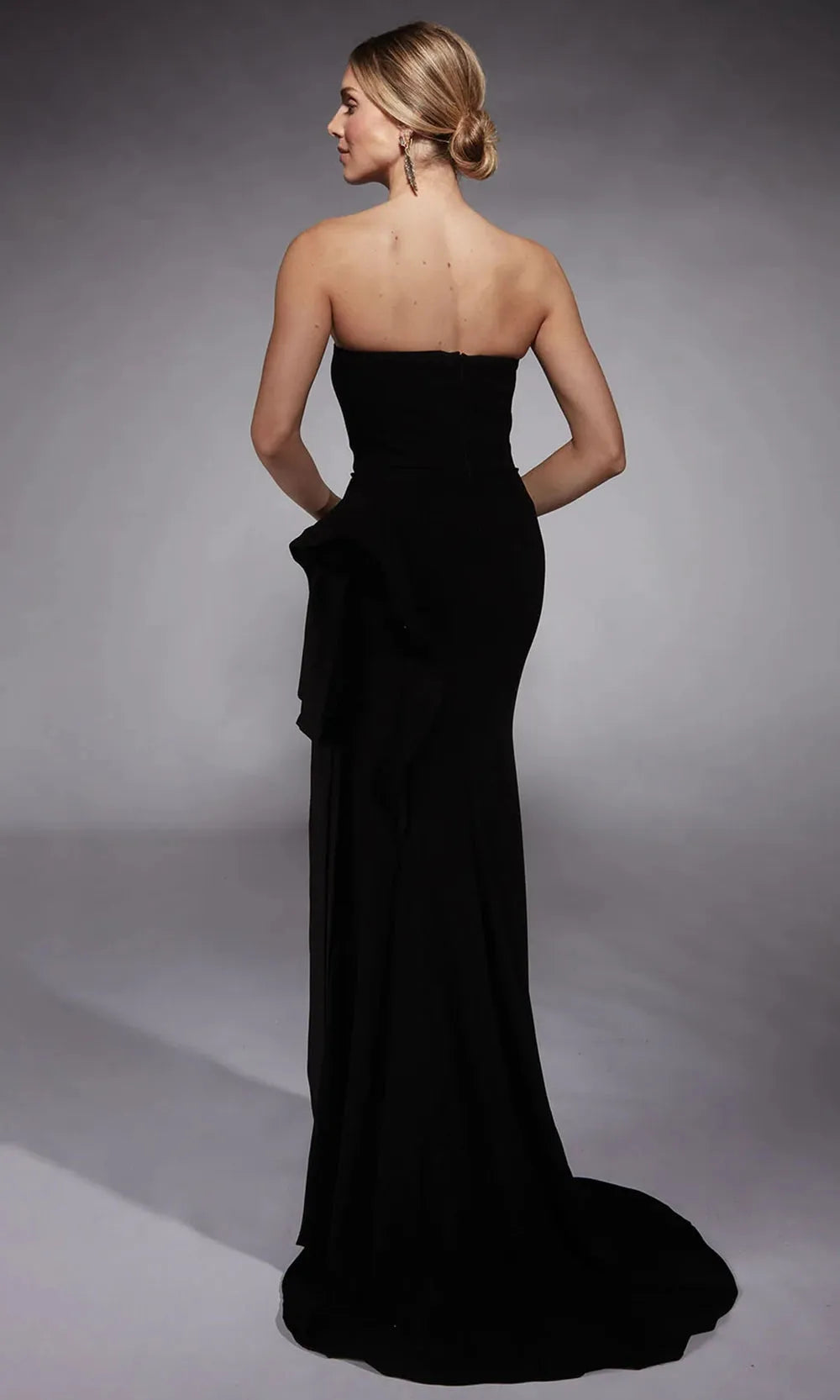Elegant Black One Shoulder Evening Gown with Asymmetric Ruffle and High Side Slit for Formal Occasions