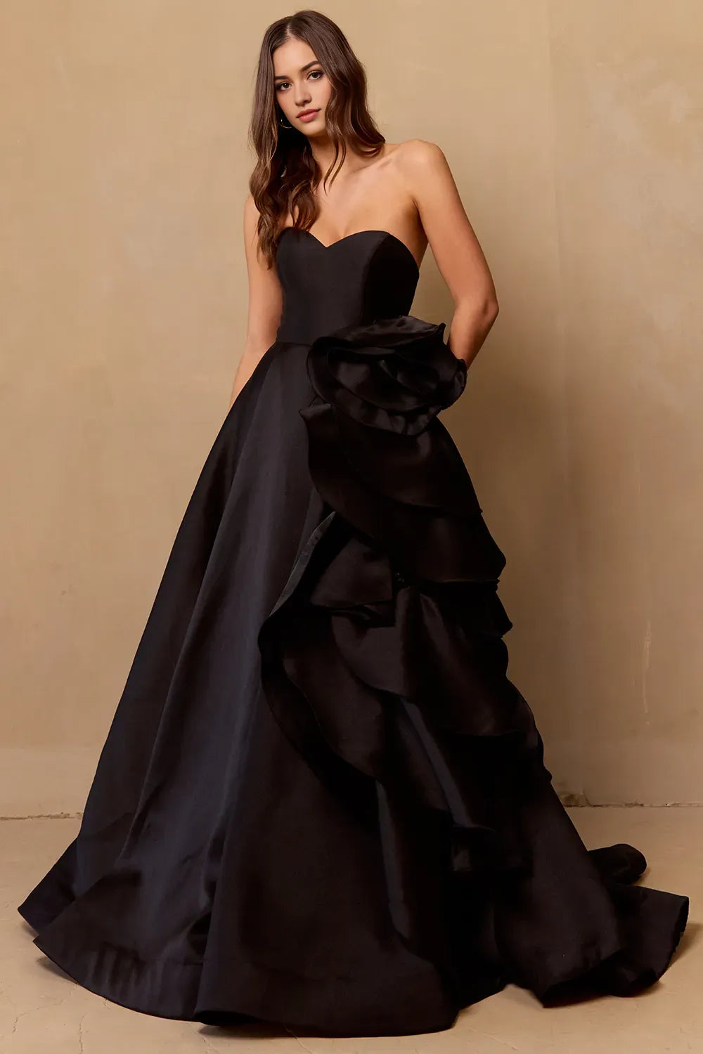 Elegant Black Satin Ball Gown Prom Dress with Strapless Sweetheart Neckline and Dramatic Ruffled Side Detail for Formal Galas ﻿