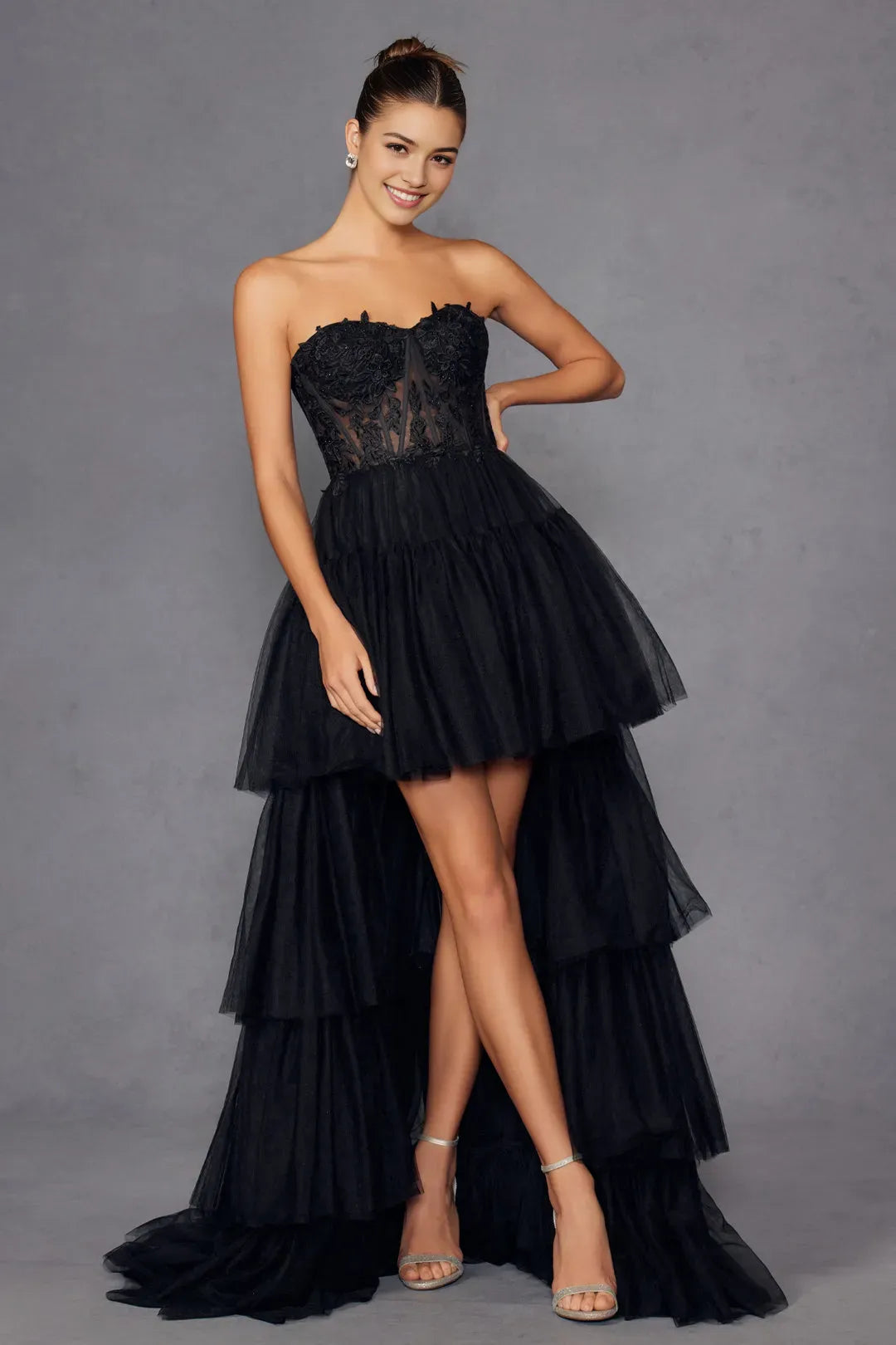 Elegant Black Strapless Tiered Tulle Prom Dress with Lace - Embellished Bodice, High - Low Hemline for Formal Occasions ﻿