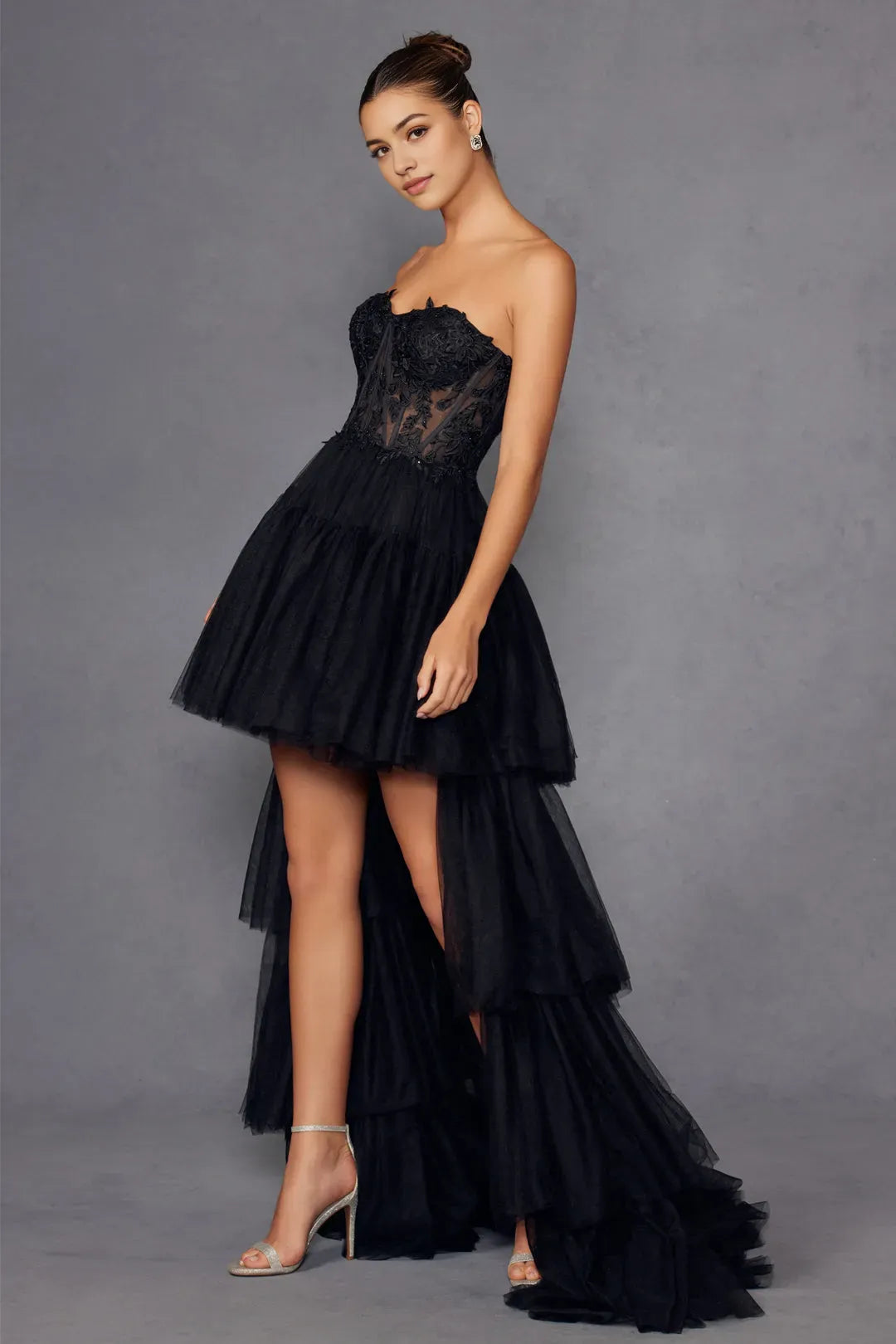 Elegant Black Strapless Tiered Tulle Prom Dress with Lace - Embellished Bodice, High - Low Hemline for Formal Occasions ﻿