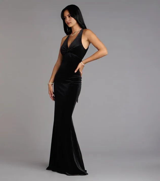 Elegant Black halter neckline Velvet Plunge Neck Open-Back mermaid Prom dress