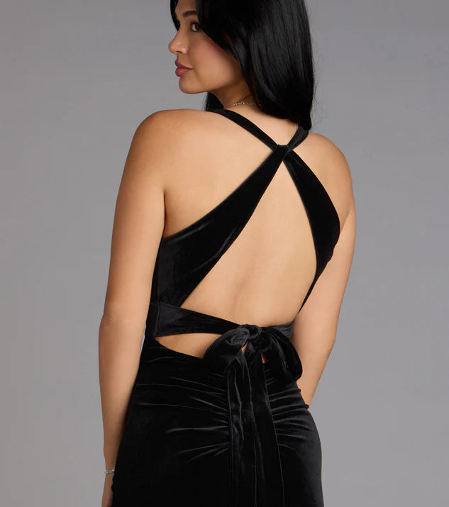 Elegant Black halter neckline Velvet Plunge Neck Open-Back mermaid Prom dress