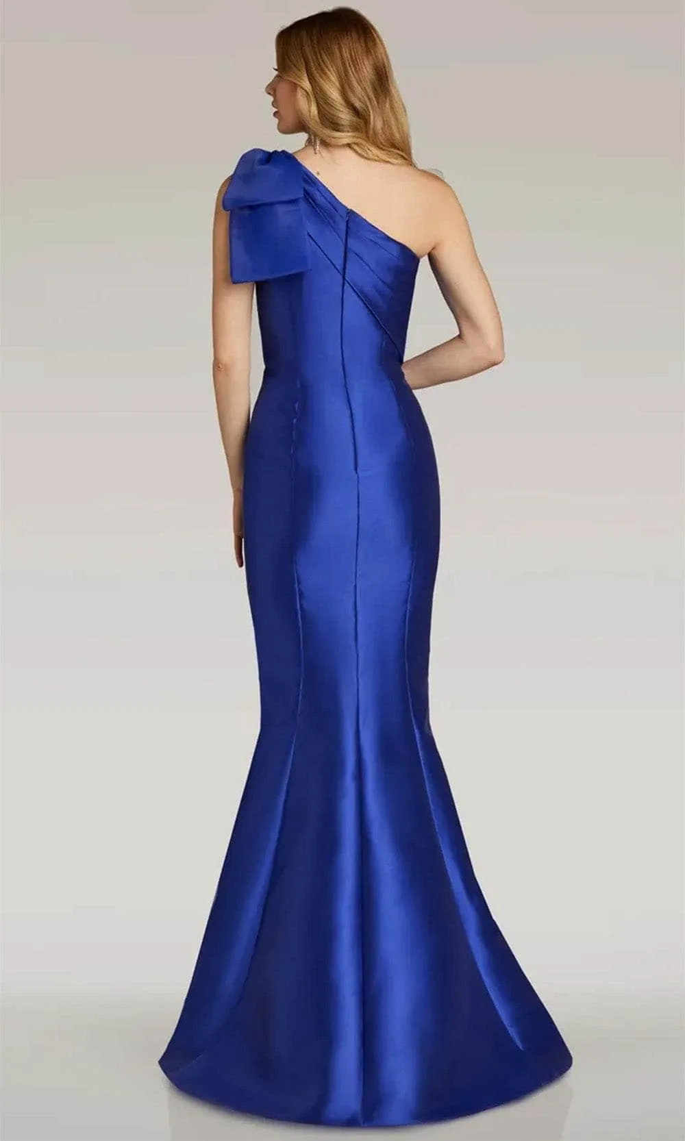 Elegant Champagne Colored Satin One Shoulder Mermaid Evening Dress with Bow Detail for Formal Occasions