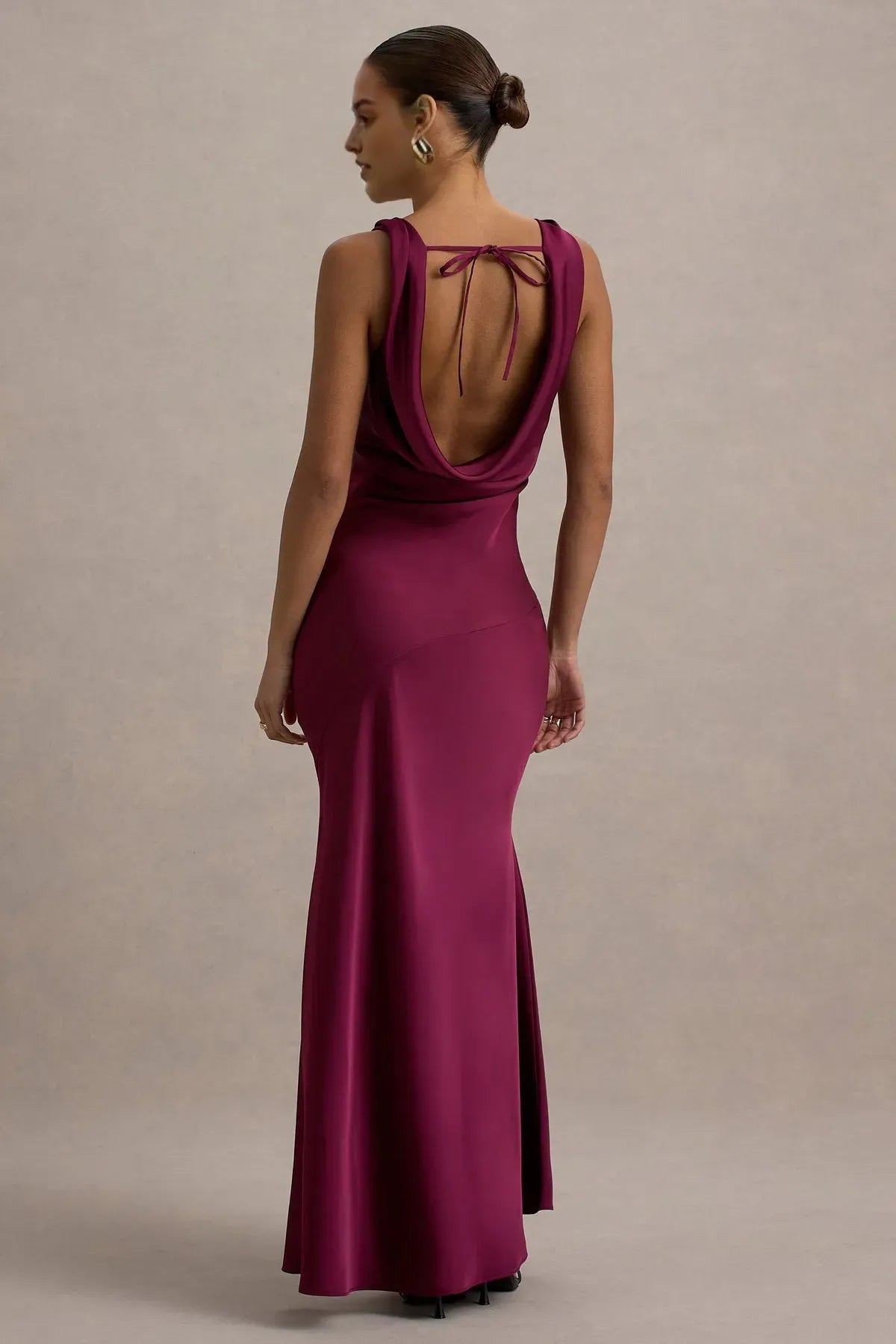 Elegant Cowl Neck Sleeveless Prom Dress Burgundy Mermaid Style Evening Gown with Asymmetric Seam Detail for Formal Galas