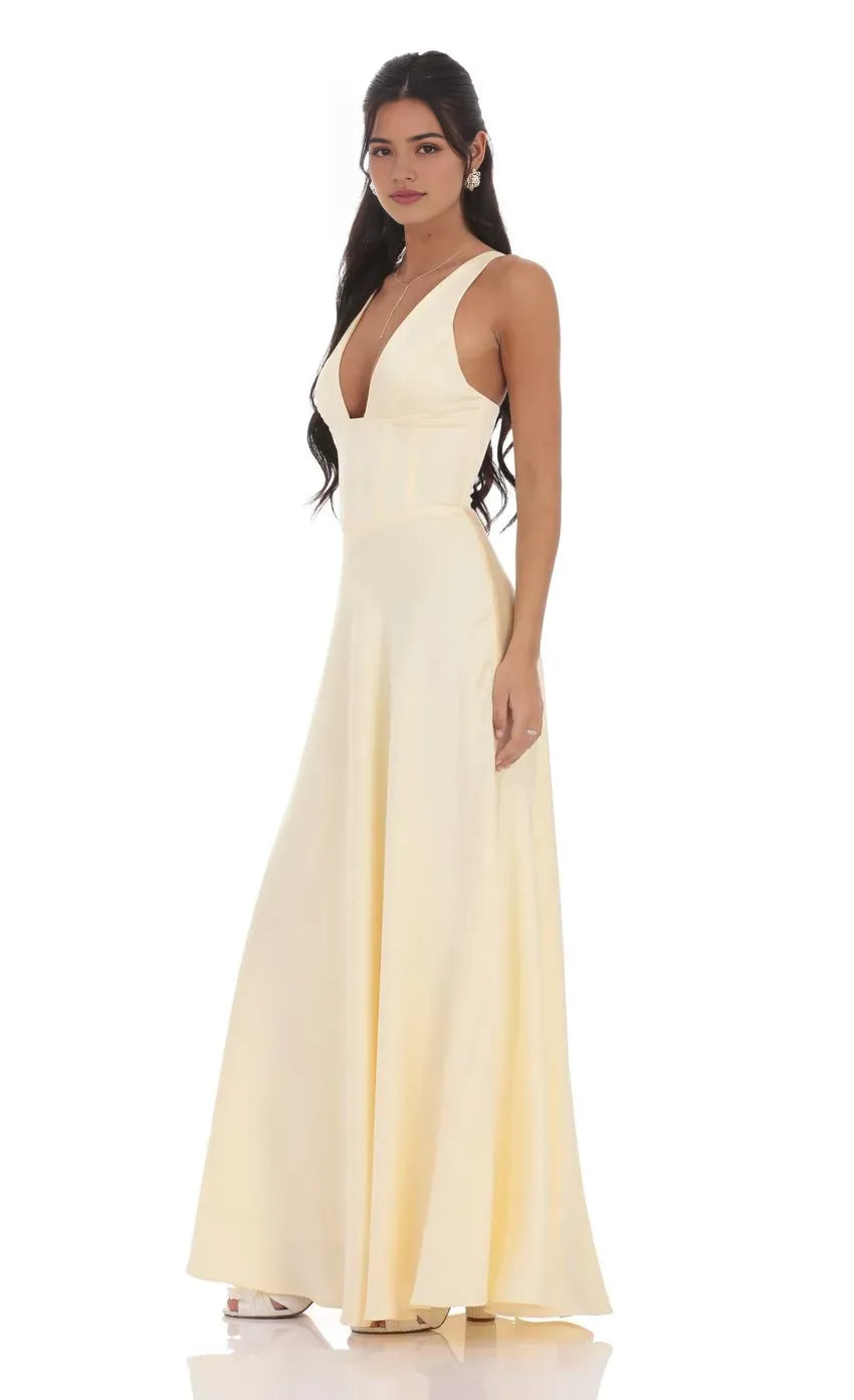 Elegant Cream Prom Dress with Plunging V - Neck Structured Corset Bodice and Flowy Skirt Ideal for Black  Tie Proms