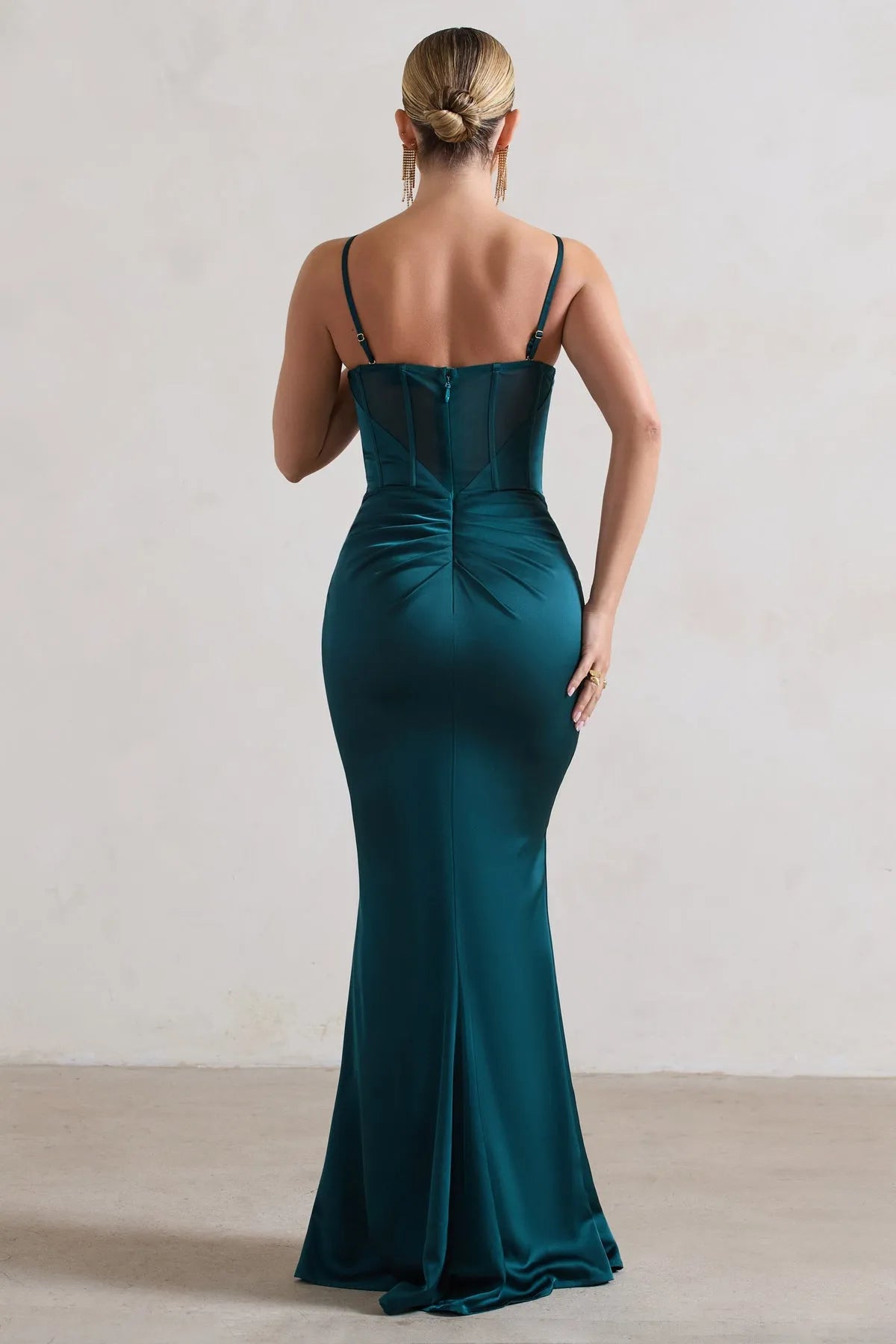 Elegant Emerald Green Satin Strapless Prom Dresses with Ruched Detail and High Thigh Slit A Timeless Masterpiece for Sophisticated Balls and Glamorous