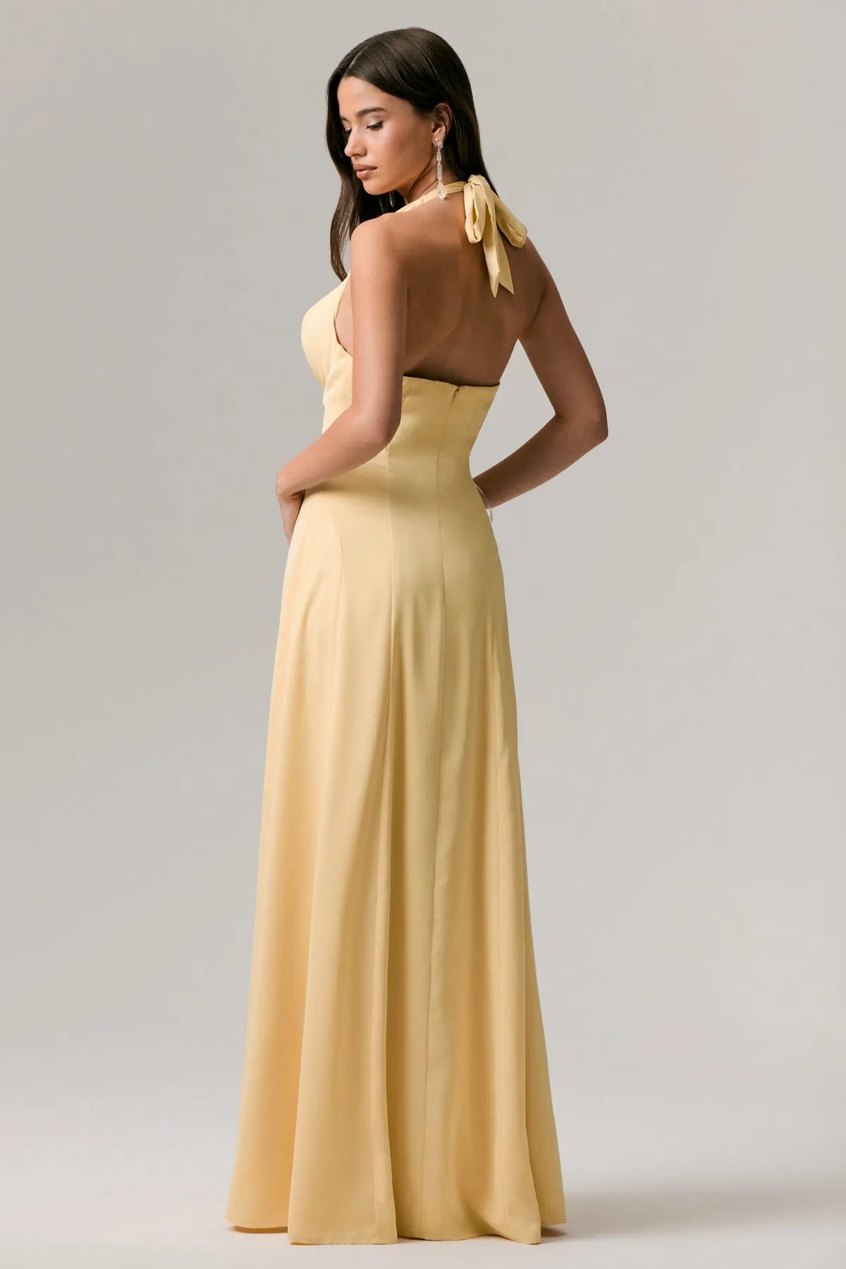 Elegant Halter Neck Prom Dress in Pale Yellow with Cowl Neckline and Flowing Maxi Silhouette