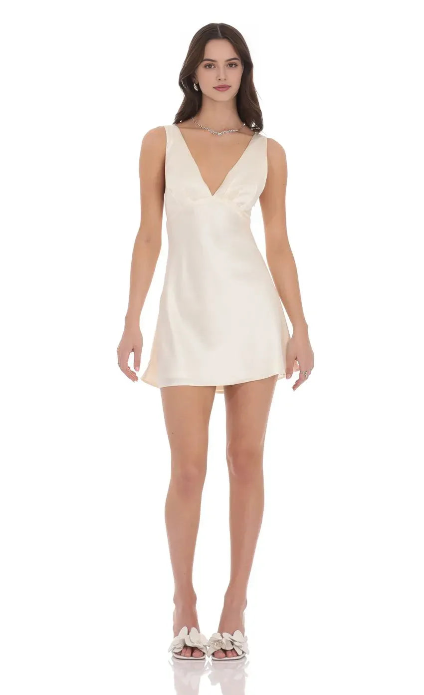 Elegant Ivory Satin V  Neck Homecoming Dress Sleeveless Silhouette for Timeless Teen Formal Style