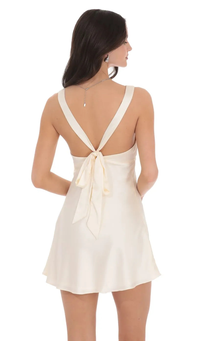 Elegant Ivory Satin V  Neck Homecoming Dress Sleeveless Silhouette for Timeless Teen Formal Style