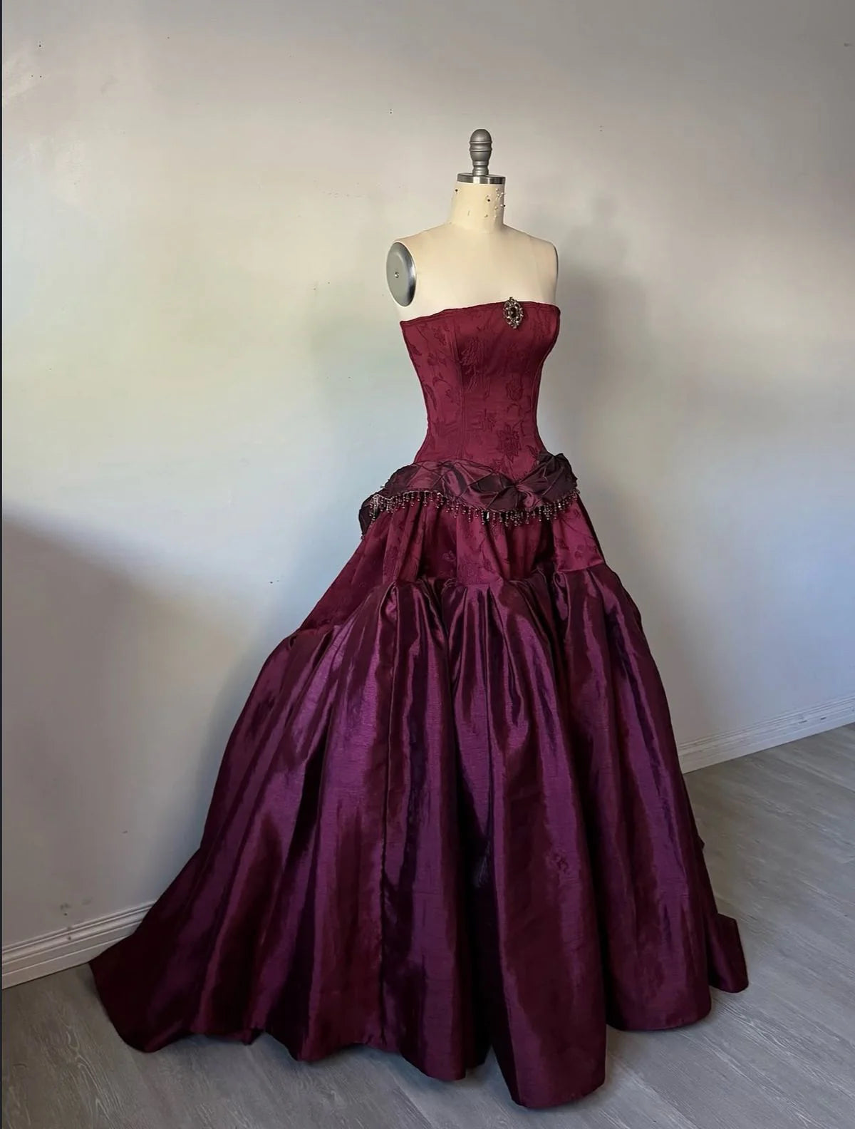 Elegant Luxurious Strapless Vintage Plum Maxi Prom Dress