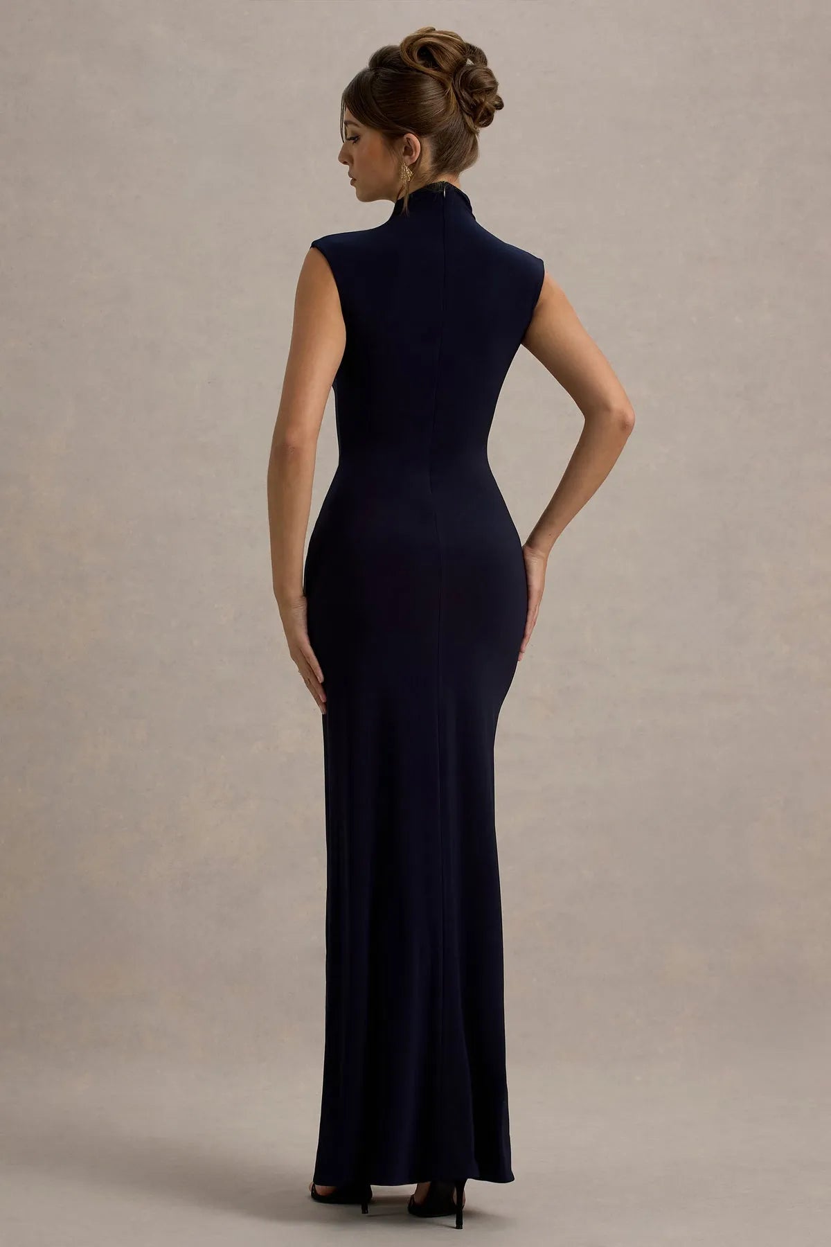 Elegant Mock Neck Sleeveless Prom Dress with Side Ruched Detail and High Slit Sophisticated Navy Blue Evening Gown for Formal Occasions ﻿