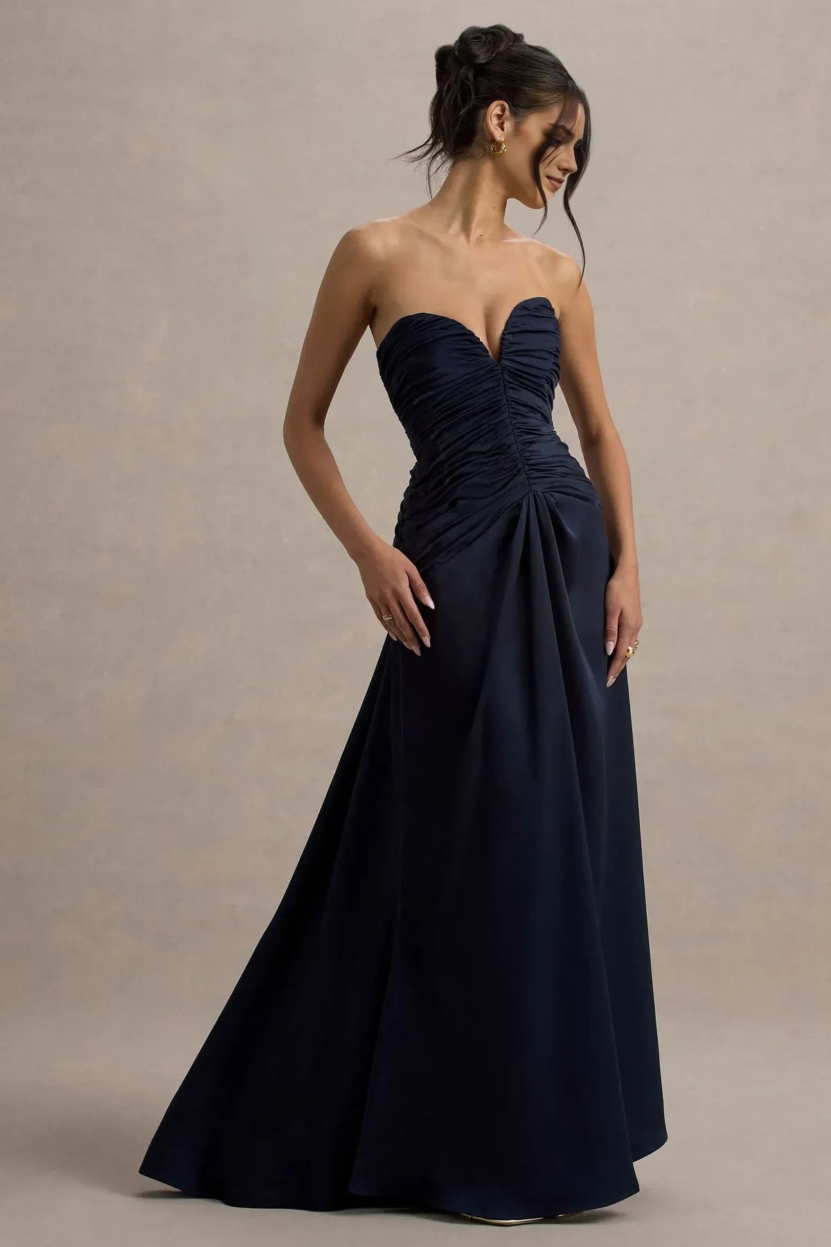 Elegant Navy Blue Strapless Ruched Prom Dresses with Sweetheart Neckline and Flowing Skirt  A Timeless Choice for Prom Nights and Formal Galas