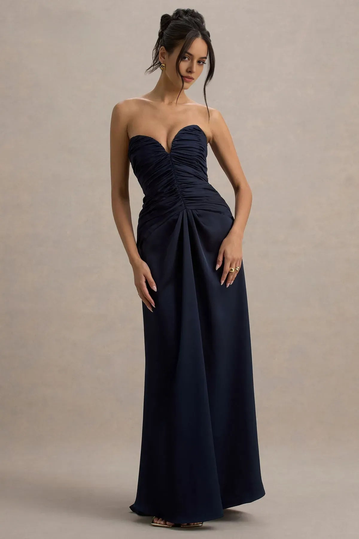 Elegant Navy Blue Strapless Ruched Prom Dress with Sweetheart Neckline and Flowy A - Line Skirt for Formal Occasions ﻿