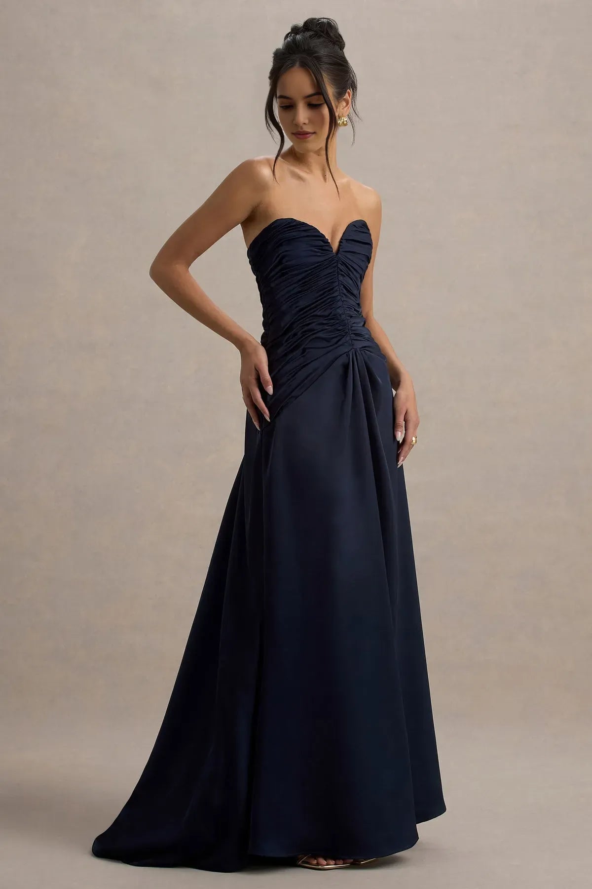 Elegant Navy Blue Strapless Ruched Prom Dress with Sweetheart Neckline and Flowy A - Line Skirt for Formal Occasions ﻿