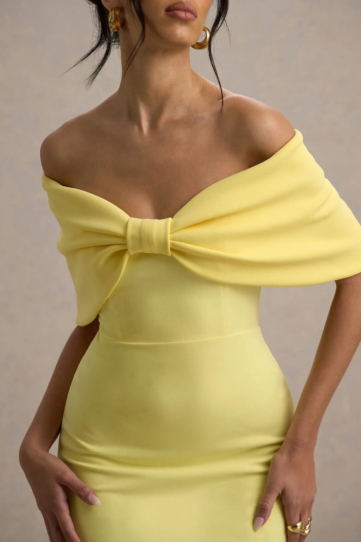 Elegant Off - Shoulder Prom Dress with Bow Detail Floor - Length Bodycon Yellow Evening Gown for Formal Occasions
