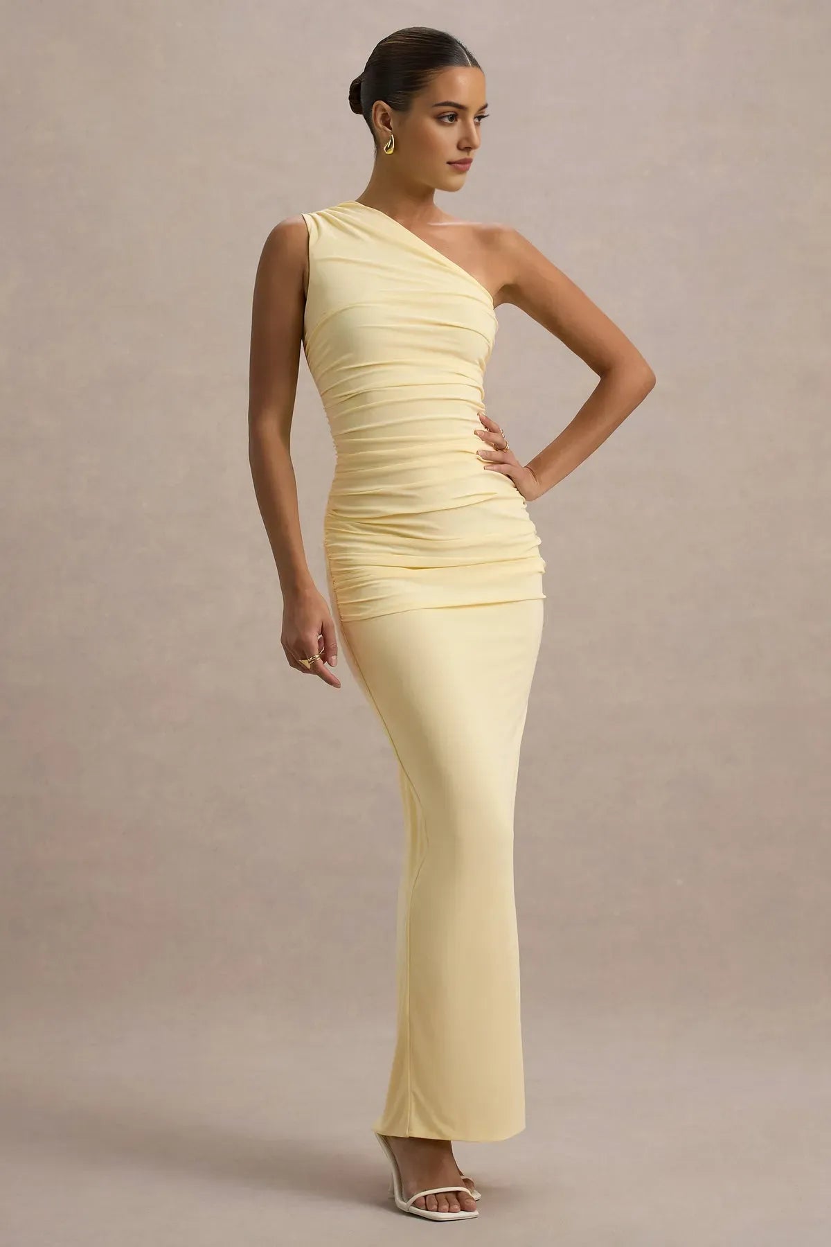 Elegant One - Shoulder Pale Yellow Prom Dress with Ruched Bodice and Figure Hugging Silhouette