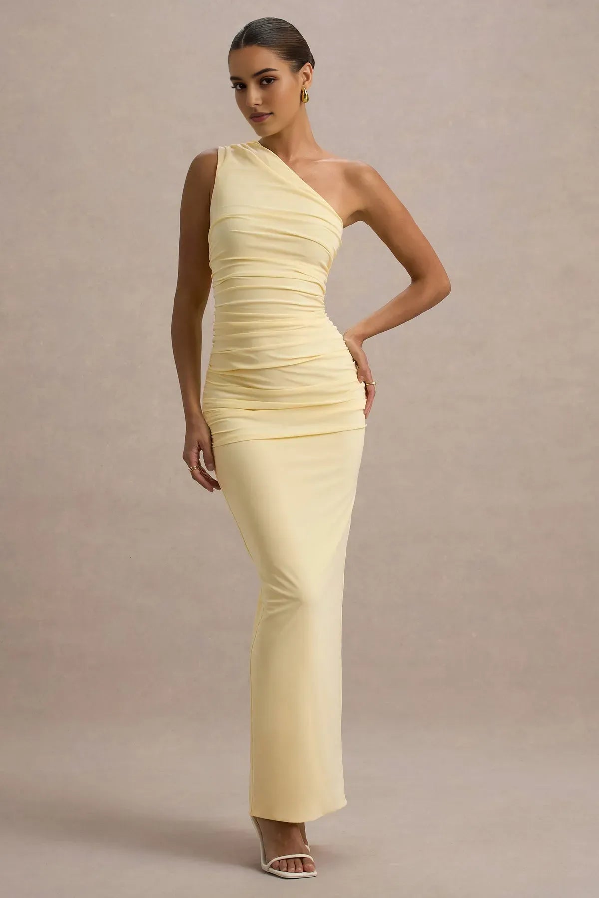 Elegant One - Shoulder Pale Yellow Prom Dress with Ruched Bodice and Figure Hugging Silhouette