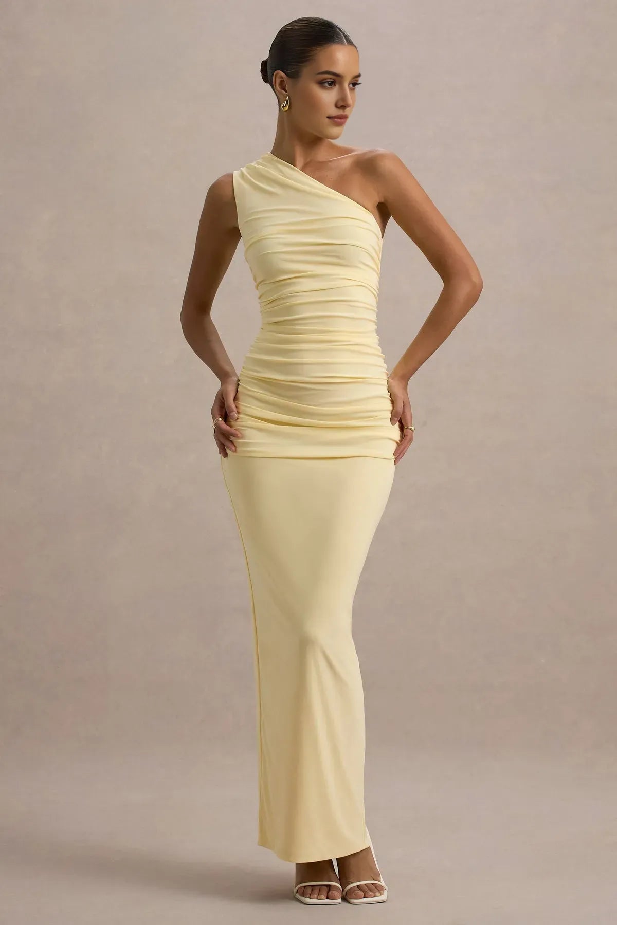 Elegant One - Shoulder Pale Yellow Prom Dress with Ruched Bodice and Figure Hugging Silhouette