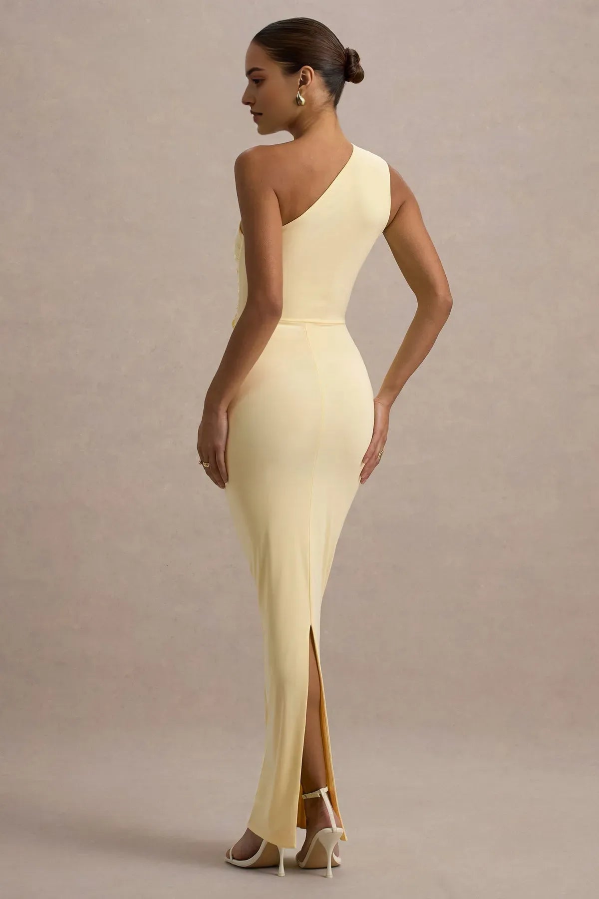 Elegant One - Shoulder Pale Yellow Prom Dress with Ruched Bodice and Figure Hugging Silhouette