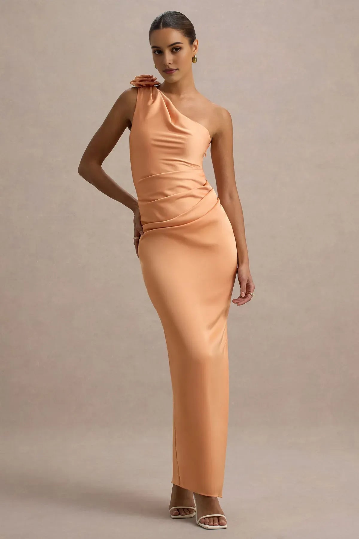Elegant One - Shoulder Peach Satin Prom Dress with 3D Flower Detail and Ruched Waist Floor - Length Bodycon Gown for Formal Events