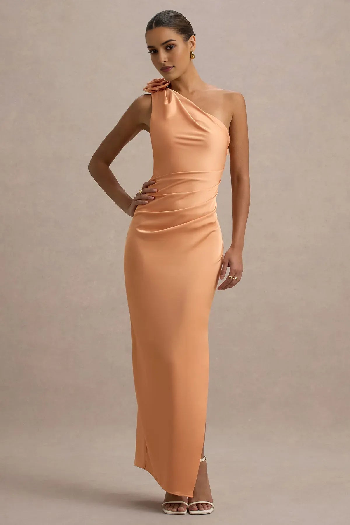 Elegant One - Shoulder Peach Satin Prom Dress with 3D Flower Detail and Ruched Waist Floor - Length Bodycon Gown for Formal Events