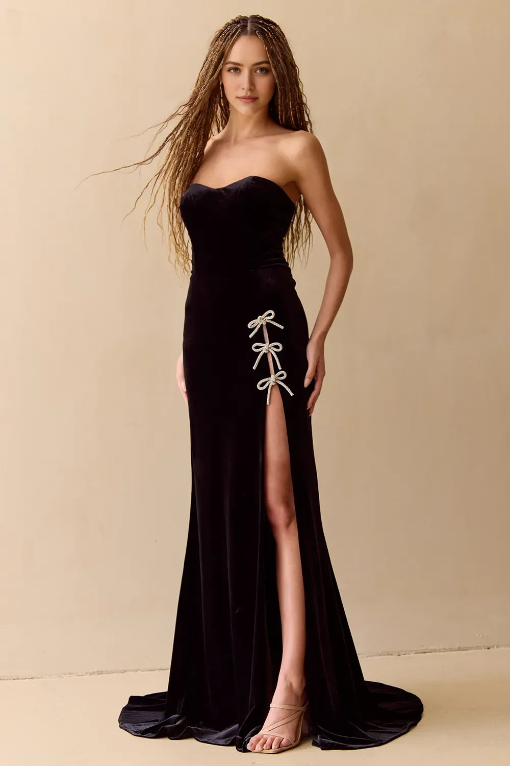 Elegant Royal Blue Velvet Strapless Prom Dress with Rhinestone Bow Accents and High Side Slit for Formal Occasions   ﻿