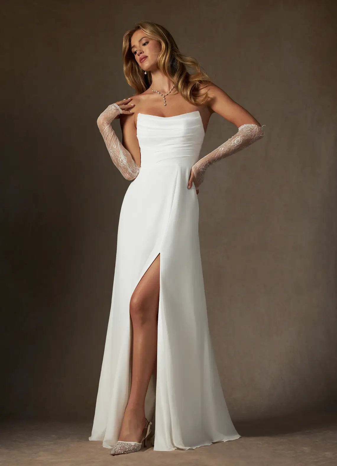 Elegant Strapless A-Line Strapless Chiffon Wedding Dress Satin Fabric High Slit Detachable Lace Gloves Minimalist Silhouette