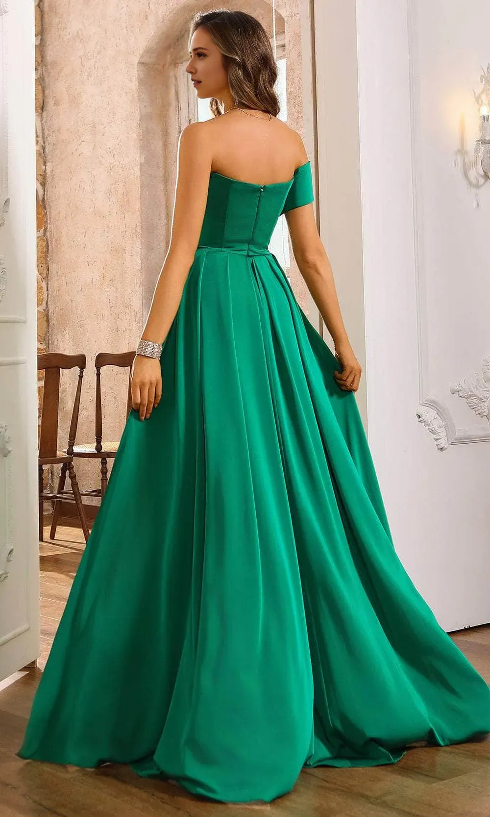 Elegant Strapless Emerald Green Mermaid Prom Dress with Draped Bodice and Side Train Perfect for Formal Evening Events