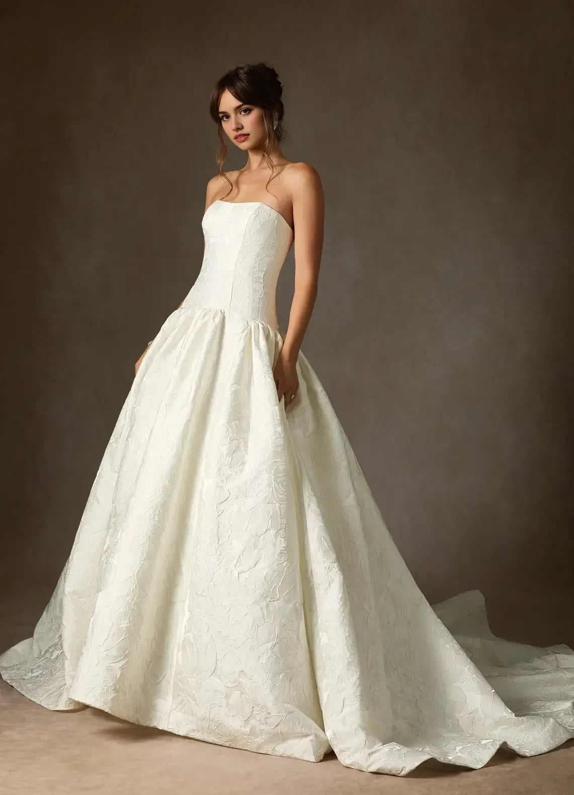 Elegant Straplesss weetheart neckline Gorgeous A-Line Wedding Dresses Floral Jacquard Fabric Structured Bodice Voluminous Skirt Train