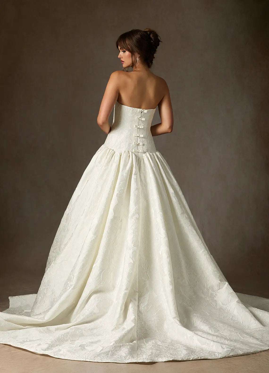 Elegant Straplesss weetheart neckline Gorgeous A-Line Wedding Dresses Floral Jacquard Fabric Structured Bodice Voluminous Skirt Train