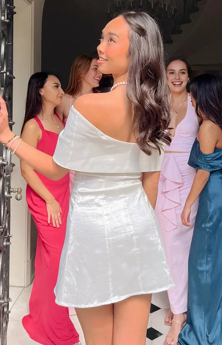 Elegant  Whit bow Off Shoulder A-Line trumpet  Homecoming Dresses Silhouette for a Chic Party Appearance