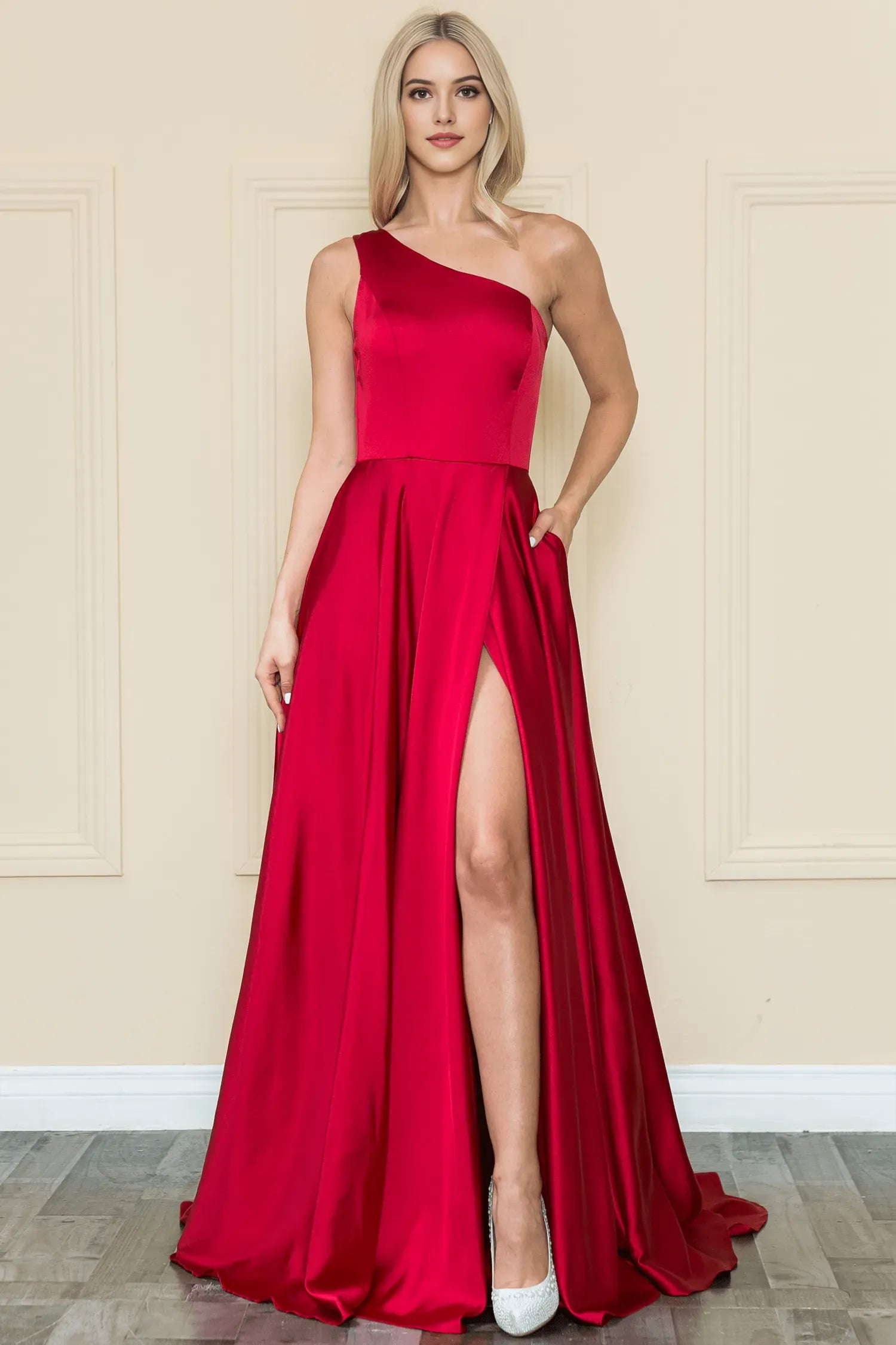 Elegant Emerald Green Satin One Shoulder Evening Gown with and High Side Slit for Formal Events