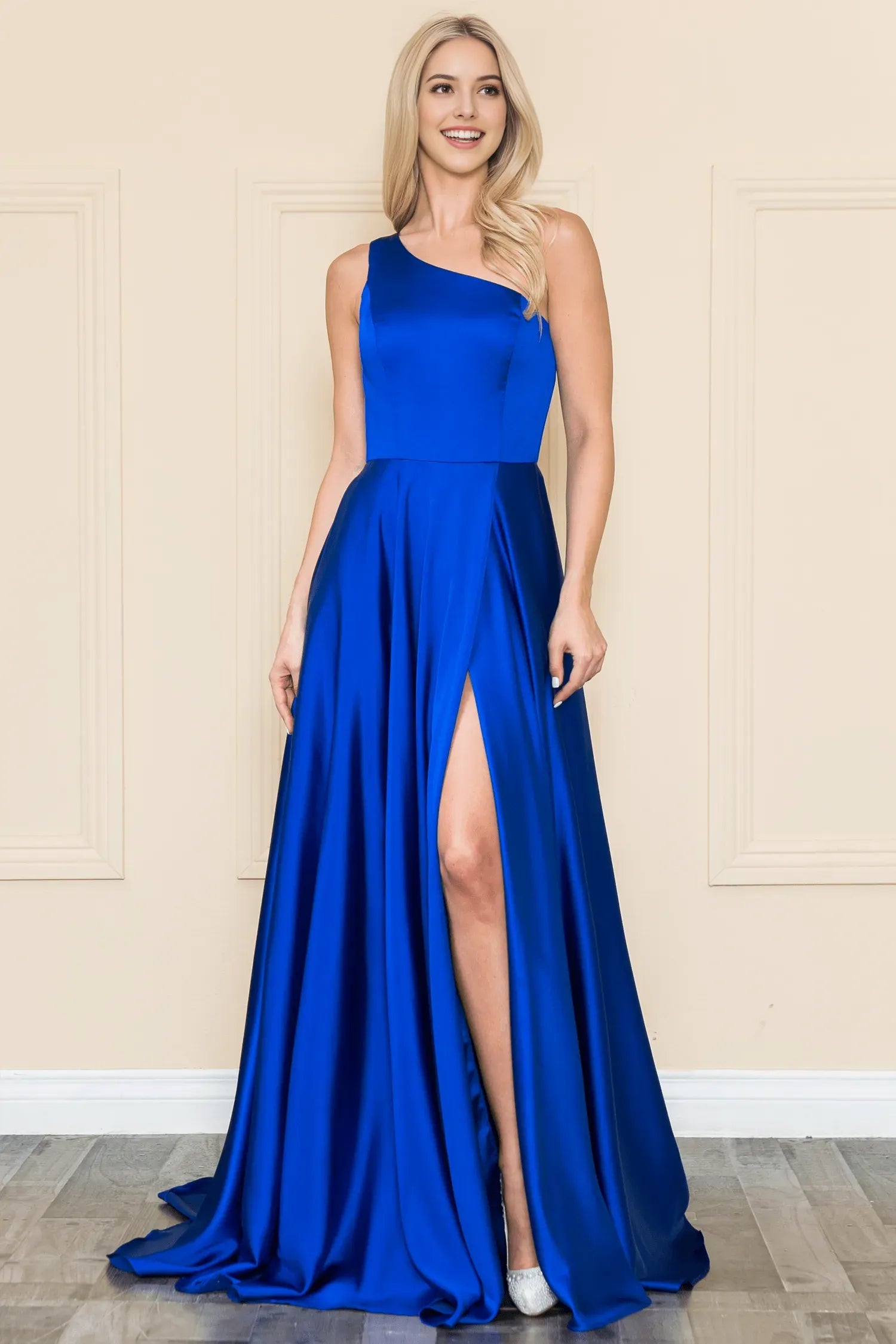Elegant Emerald Green Satin One Shoulder Evening Gown with and High Side Slit for Formal Events