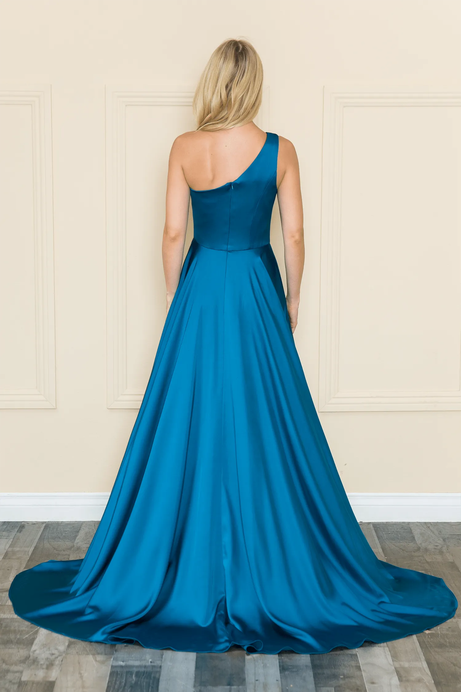 Elegant Emerald Green Satin One Shoulder Evening Gown with and High Side Slit for Formal Events